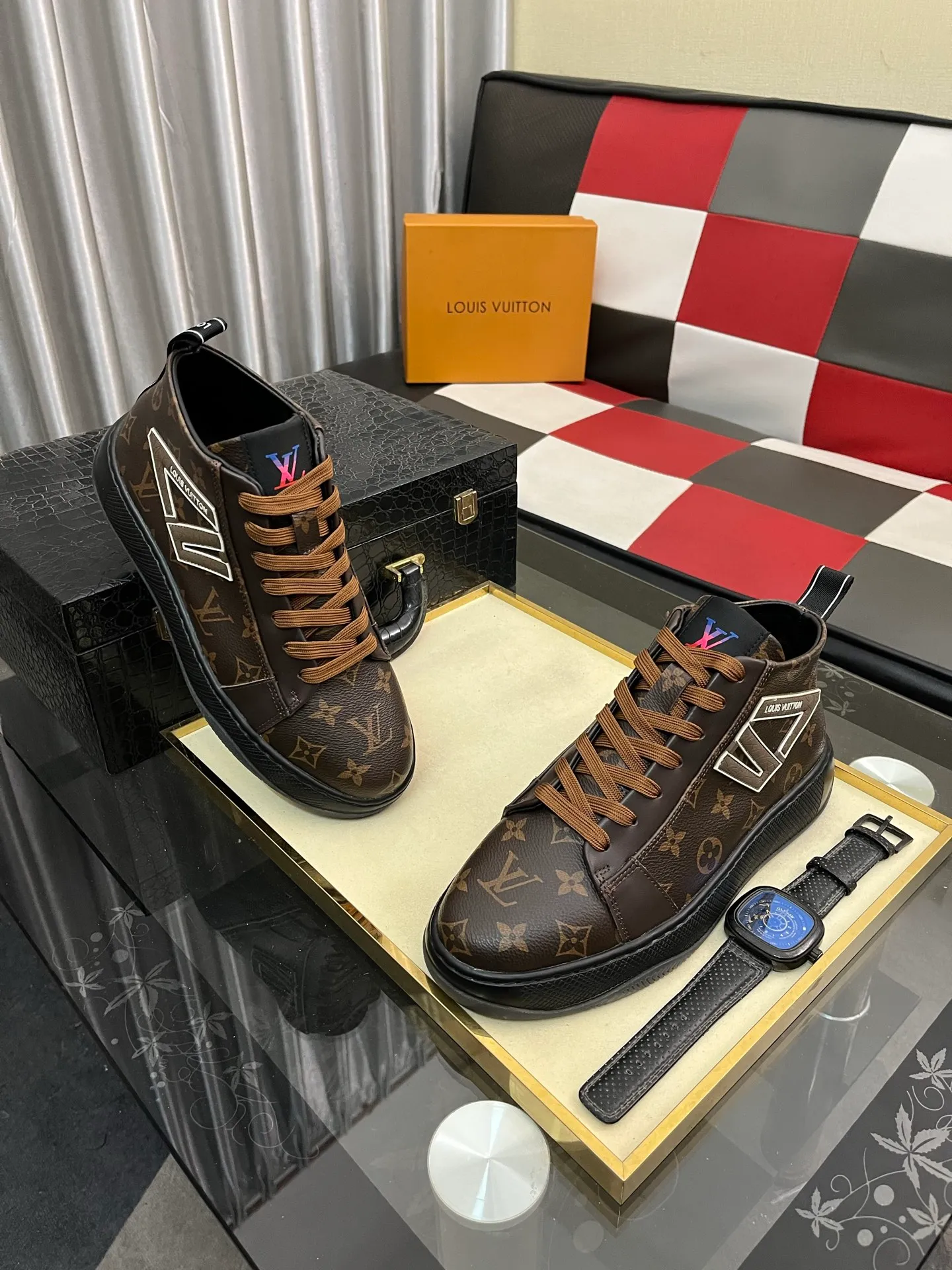 Men's shoes 💰: 438⌚️⌚️《Louis vuitton/LV Louis Vuitton》original quality.~ Unique modern style sneakers. 🏃A must-have casual shoe for trendy men😍😍 Original brand imported from Italy, imported original leather, cowhide lining (refuses to discolor and grind feet) sole: original sole provided by the original factory, French lazy style design ⚠️Fit to the feet, original quality, super comfortable original sole. Code number: 38-443️⃣Colors available